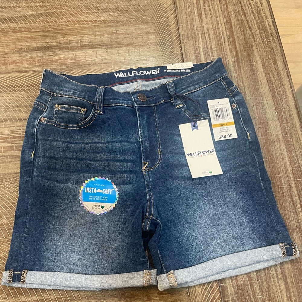 Wallflower soft stretch denim shorts, size 3/26, new with tags